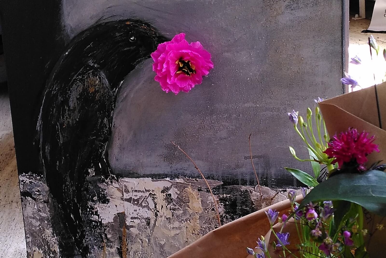 Individueller Abschied mit Blumen und Kunst - bei einer Freien Trauerfeier und Bestattung ist das möglich.