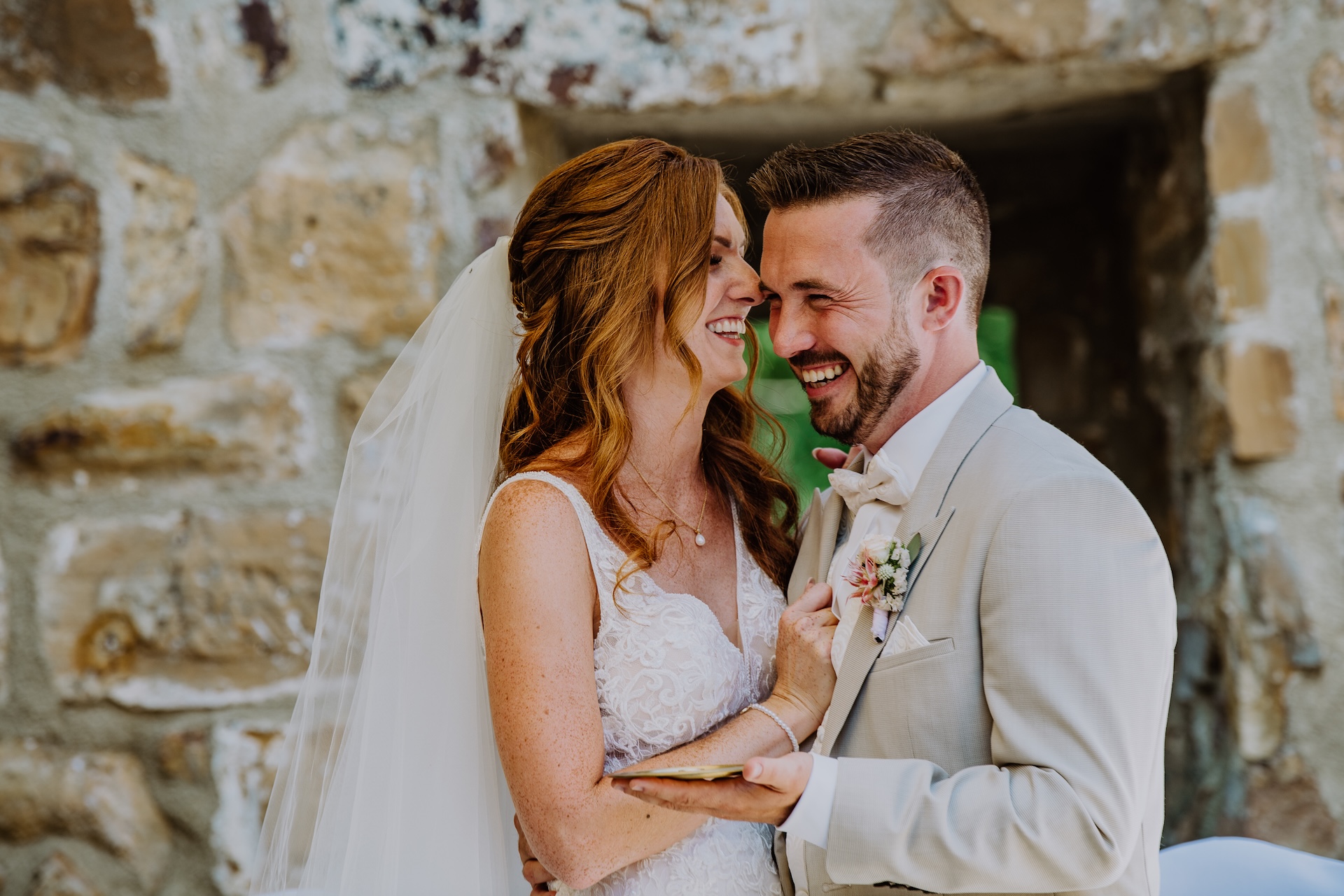 Eine Traumhochzeit auf dem Gelände des Burghotels Staufeneck in Salach im Kreis Göppingen. Die beiden wollten eine Freie Trauung feiern.