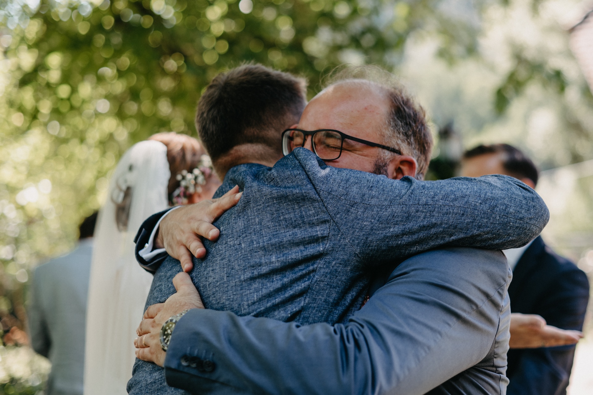 Der freie Redner Thomas Knöller umarmt fest und herzlich den Bräutigam nach der Hochzeit im Schwarzwald - eine Verbindung, die bleibt.