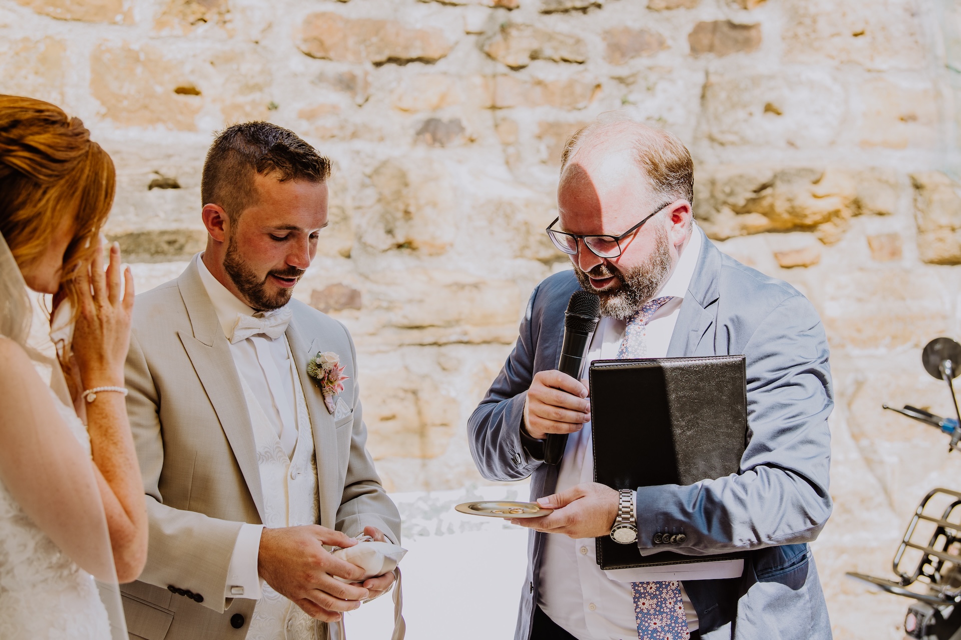 Sehr berührende Worte des freien Trauredners Thomas Knöller bei der Trauung auf der Burg Staufeneck in der Nähe von Eislingen an der Fils und Göppingen.