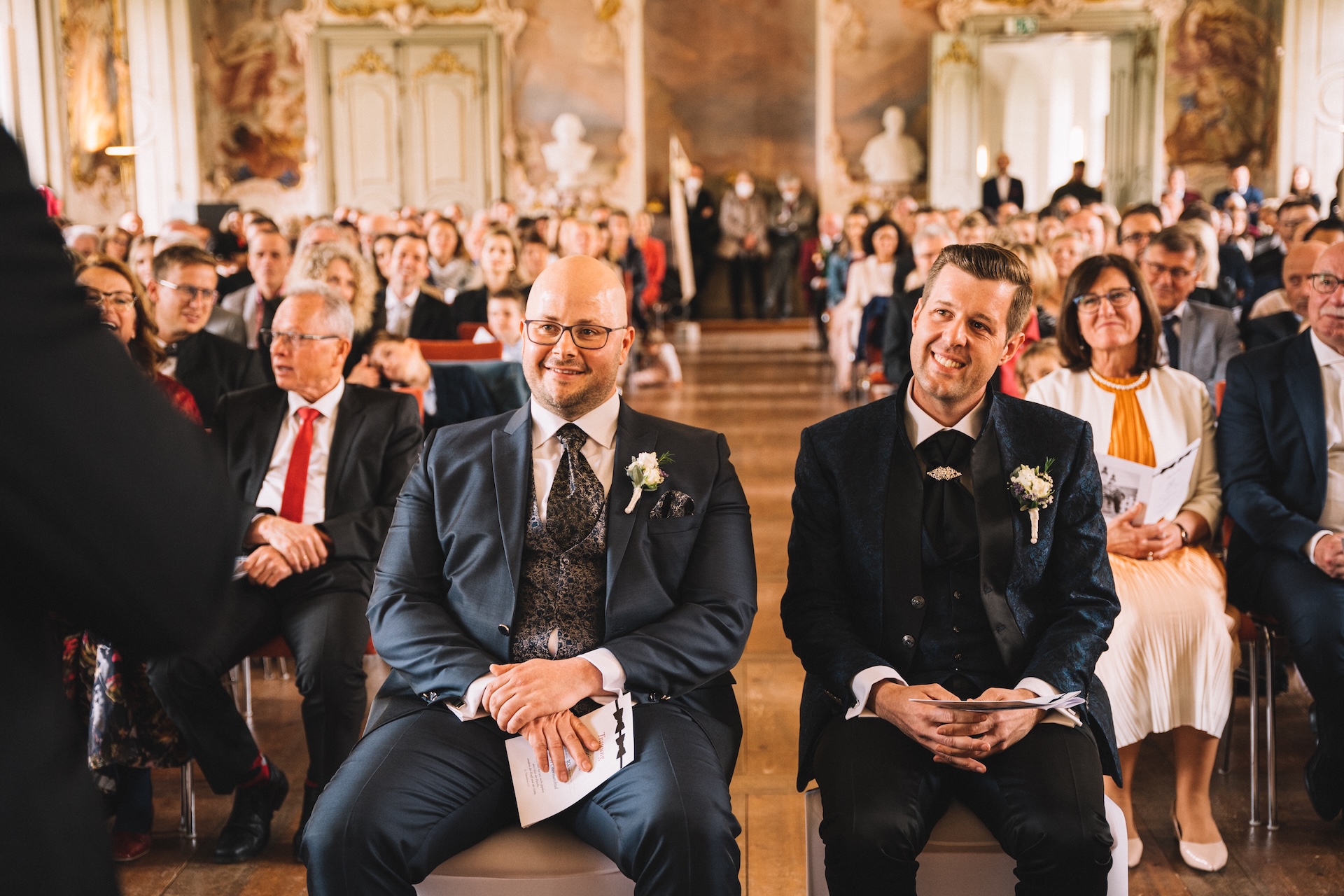 Voller Spiegelsaal im Kloster Obermarchtal bei der Hochzeit von Sebastian und Florian: Knapp 400 Gäste lauschen der Ansprache des freien Redners Thomas Knöller.