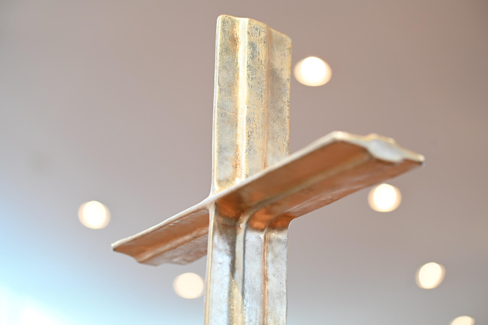 Dieses wunderschöne goldene Kreuz steht im "Haus des Übergangs" bei einem Tübinger Bestatter. Dort sind Freie Trauerfeiern mit dem Redner Thomas Knöller möglich.